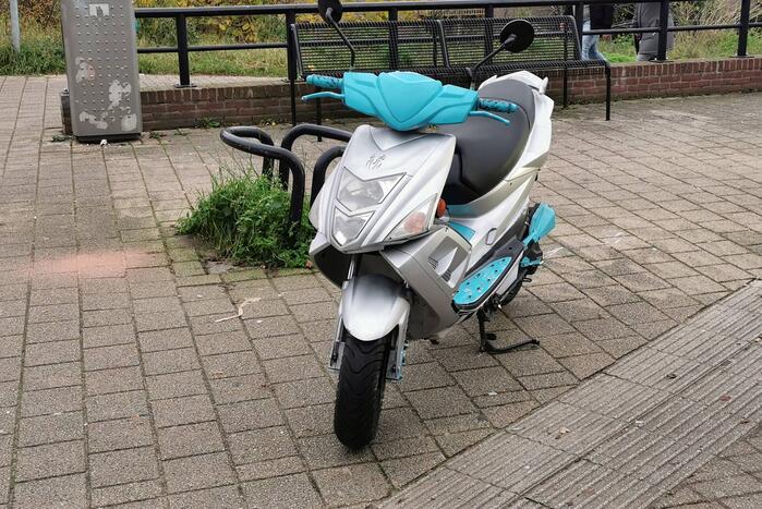 Scooterrijder ten val na botsing met hekwerk