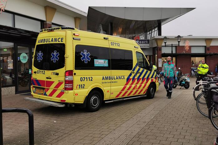 Scooterrijder ten val na botsing met hekwerk