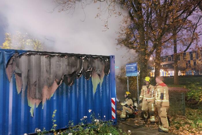 Zeecontainer met oud papier in brand gestoken