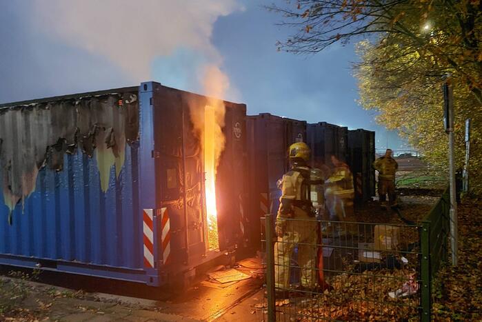 Zeecontainer met oud papier in brand gestoken