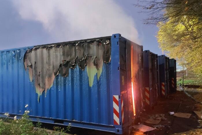 Zeecontainer met oud papier in brand gestoken
