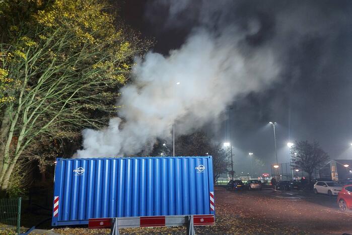 Zeecontainer met oud papier in brand gestoken