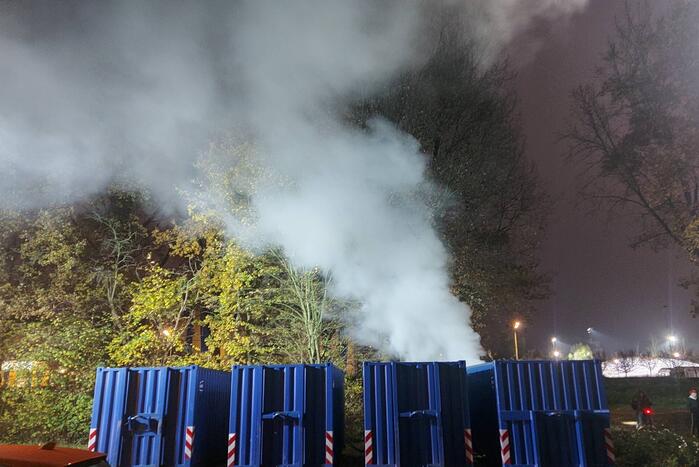Zeecontainer met oud papier in brand gestoken