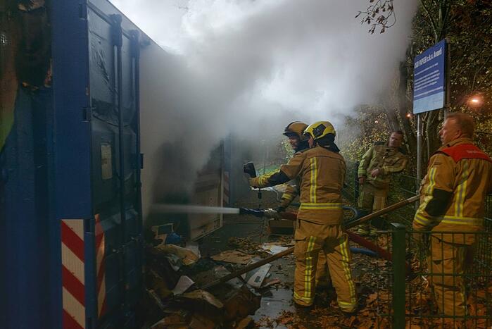Zeecontainer met oud papier in brand gestoken