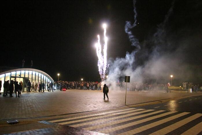 Vuurwerk en muziek bij corona demonstratie