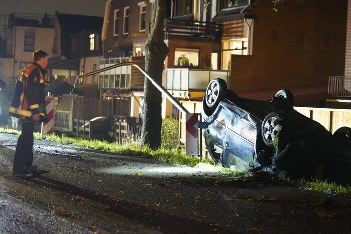 Auto raakt van de weg en belandt op zijn kop