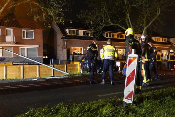 Auto raakt van de weg en belandt op zijn kop