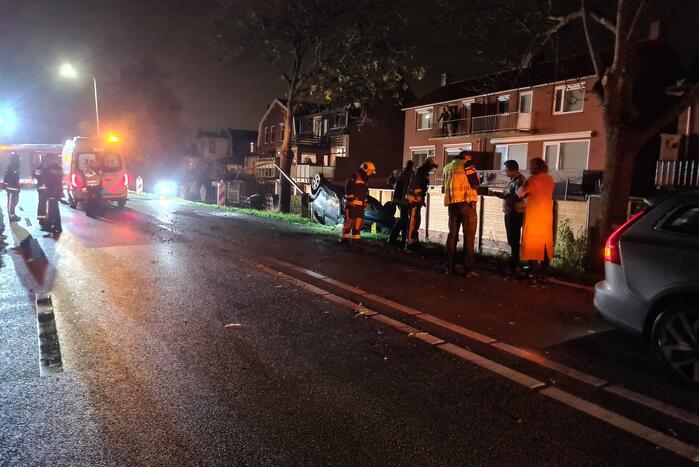Auto raakt van de weg en belandt op zijn kop