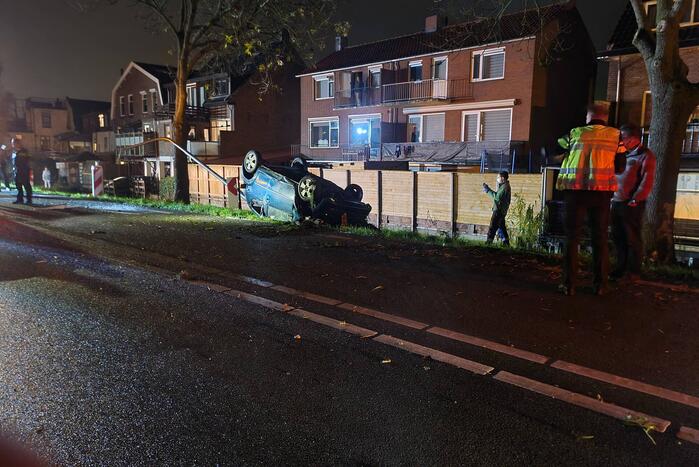 Auto raakt van de weg en belandt op zijn kop
