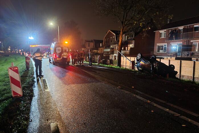 Auto raakt van de weg en belandt op zijn kop