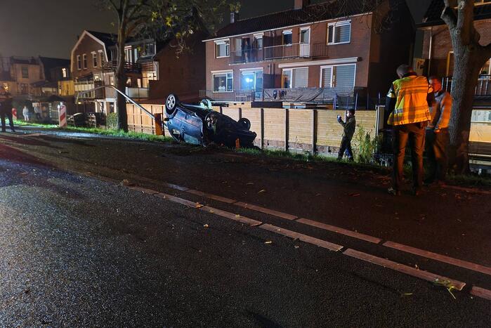 Auto raakt van de weg en belandt op zijn kop