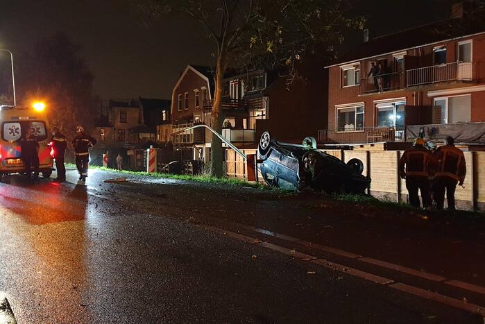 Auto raakt van de weg en belandt op zijn kop