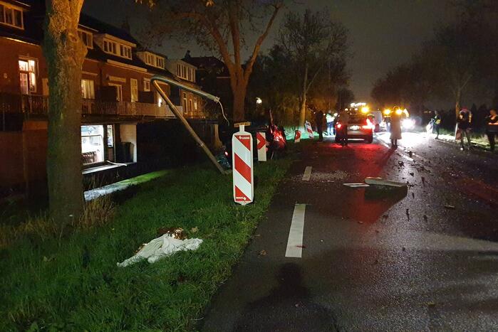 Auto raakt van de weg en belandt op zijn kop