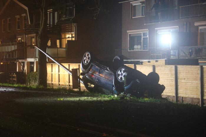Auto raakt van de weg en belandt op zijn kop