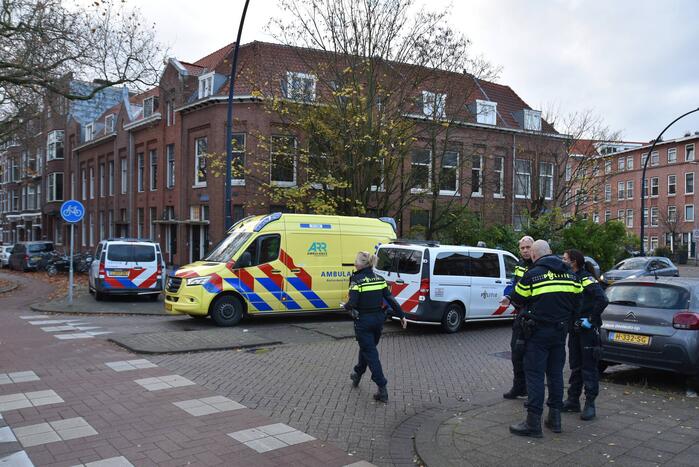 Dame aangereden, auto rijdt door