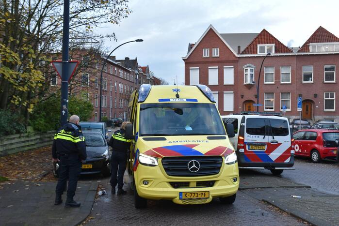 Dame aangereden, auto rijdt door