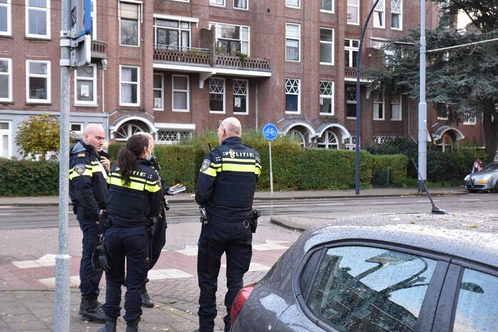 Dame aangereden, auto rijdt door