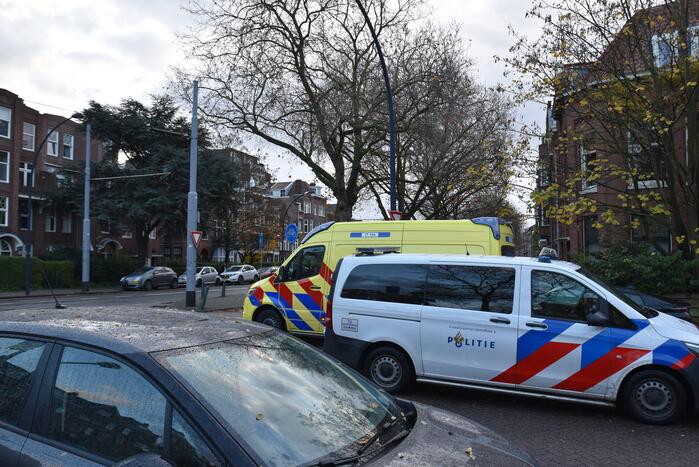 Dame aangereden, auto rijdt door