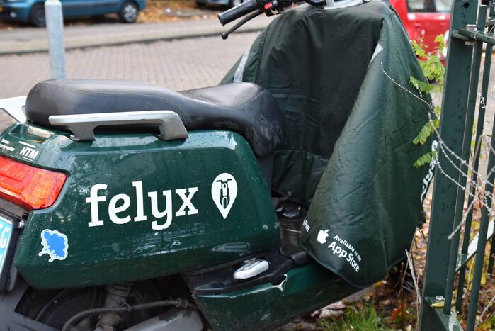 Dame aangereden, auto rijdt door