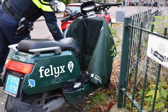 Dame aangereden, auto rijdt door