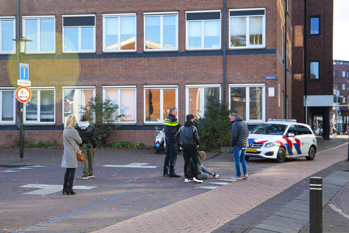 Snorfietser verliest controle over stuur en raakt gewond