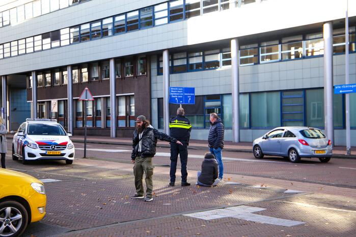 Snorfietser verliest controle over stuur en raakt gewond