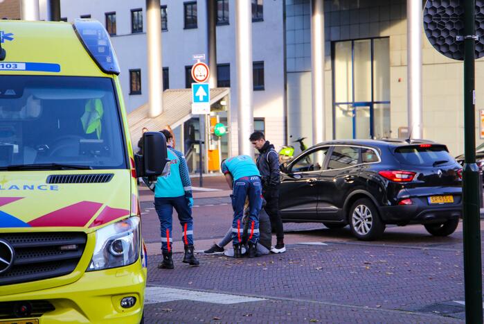 Snorfietser verliest controle over stuur en raakt gewond