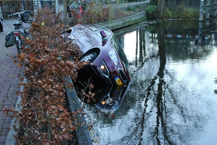 Bestuurder rijdt personenauto het water in