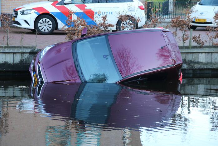 Bestuurder rijdt personenauto het water in