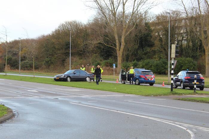 Bestuurder verliest macht over het stuur en botst tegen verkeersbord