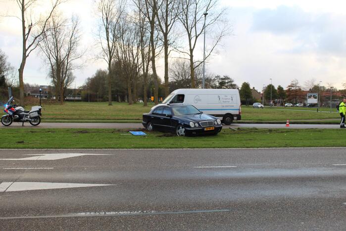 Bestuurder verliest macht over het stuur en botst tegen verkeersbord