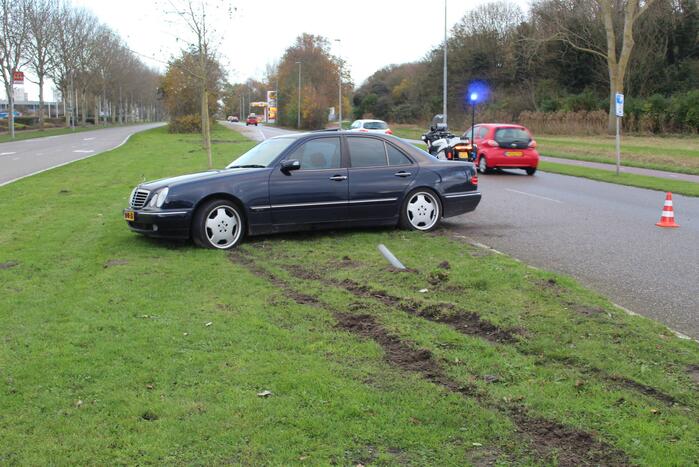 Bestuurder verliest macht over het stuur en botst tegen verkeersbord