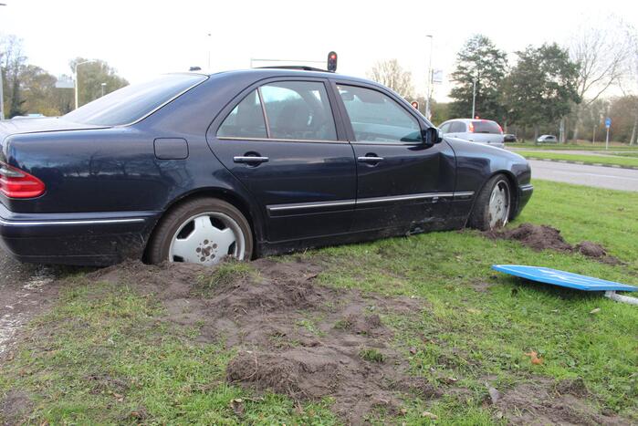 Bestuurder verliest macht over het stuur en botst tegen verkeersbord