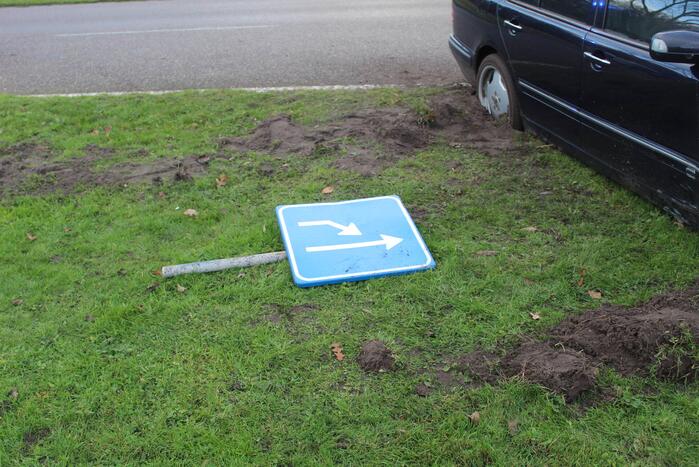 Bestuurder verliest macht over het stuur en botst tegen verkeersbord