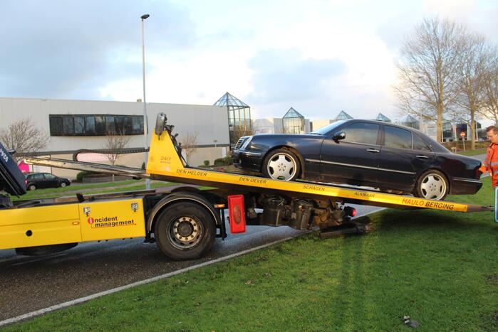Bestuurder verliest macht over het stuur en botst tegen verkeersbord