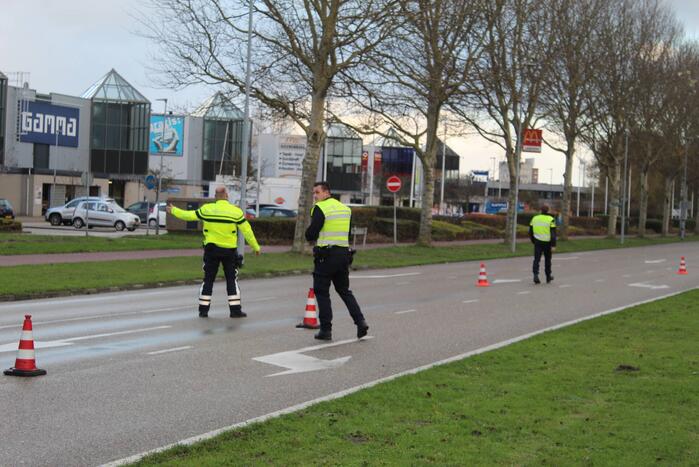 Bestuurder verliest macht over het stuur en botst tegen verkeersbord