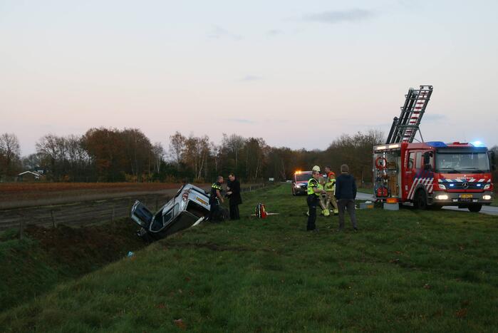 Personenauto belandt in sloot