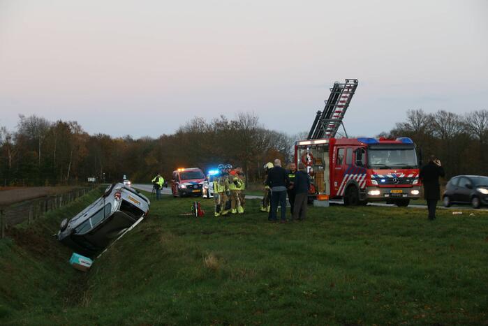 Personenauto belandt in sloot