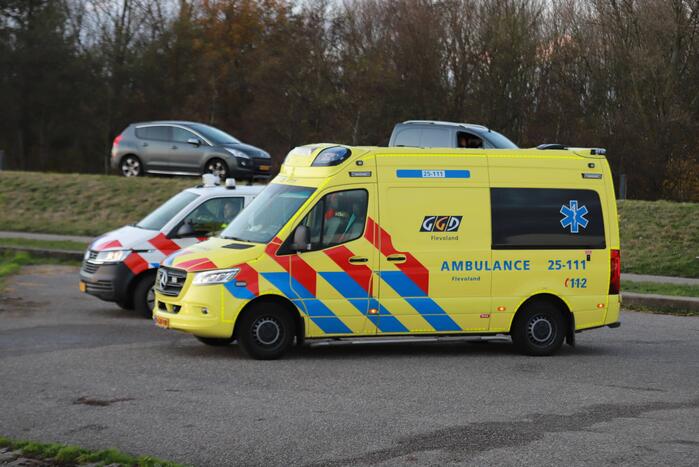 Auto belandt in water bij trailerhelling