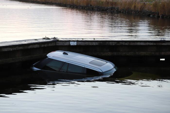Auto belandt in water bij trailerhelling