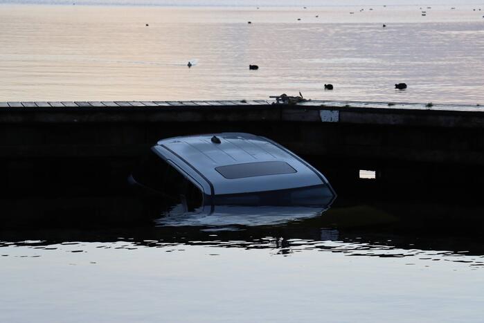 Auto belandt in water bij trailerhelling