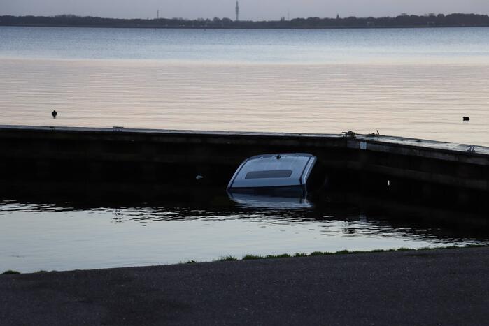 Auto belandt in water bij trailerhelling