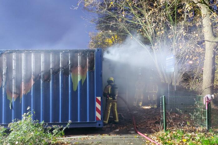 Brand in zeecontainer laait opnieuw op