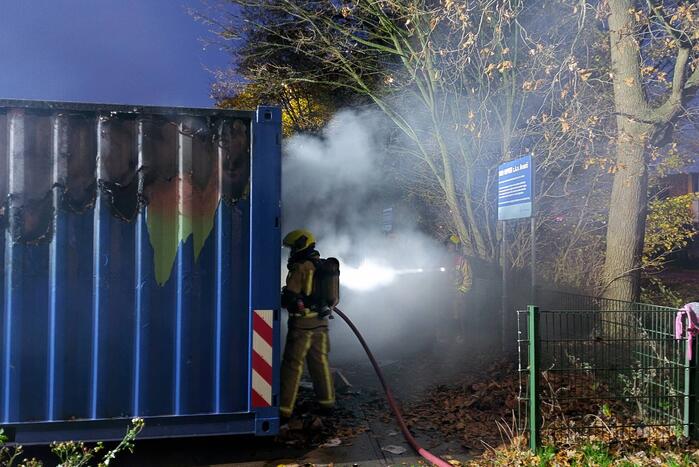 Brand in zeecontainer laait opnieuw op