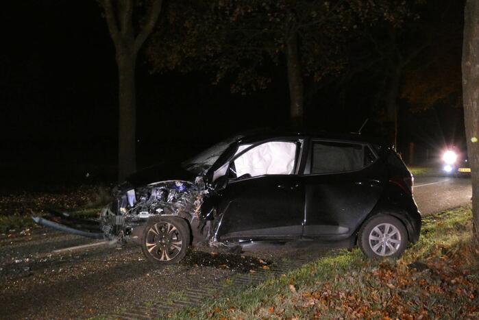 Auto raakt van de weg en botst tegen boom