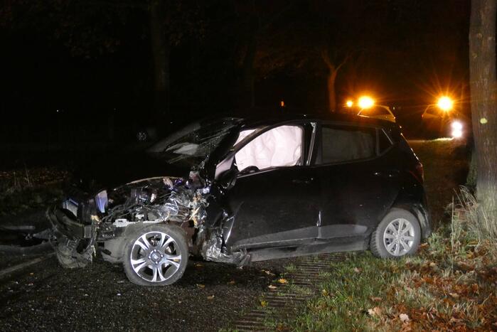 Auto raakt van de weg en botst tegen boom