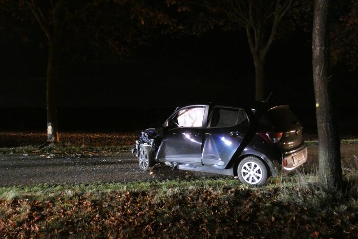 Auto raakt van de weg en botst tegen boom