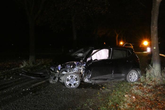 Auto raakt van de weg en botst tegen boom