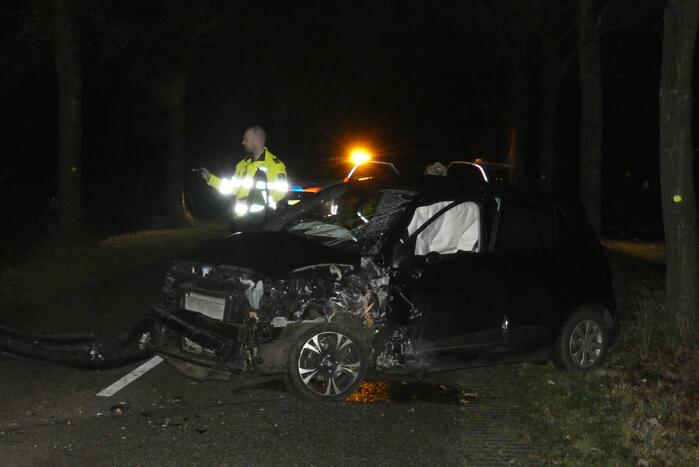Auto raakt van de weg en botst tegen boom