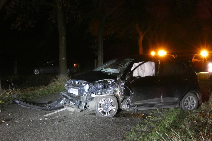 Auto raakt van de weg en botst tegen boom